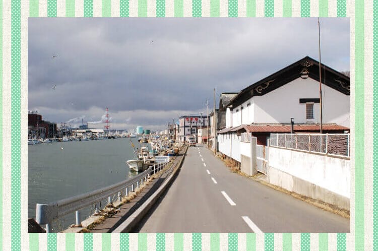 海沿いの街ののどかな風景