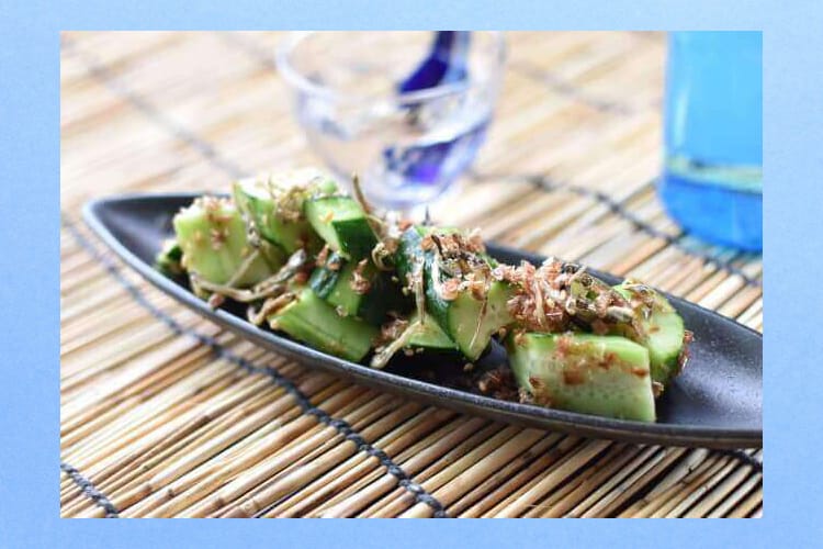 きゅうりとかつおぶしなどをあえたおつまみ