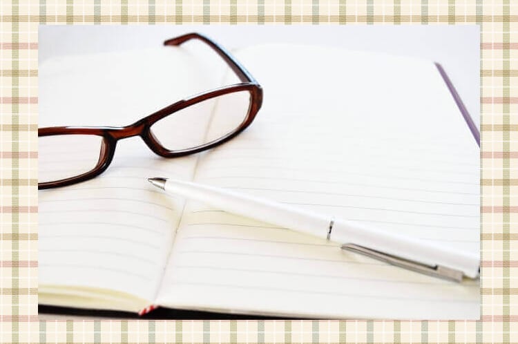 めがねとノートとペン