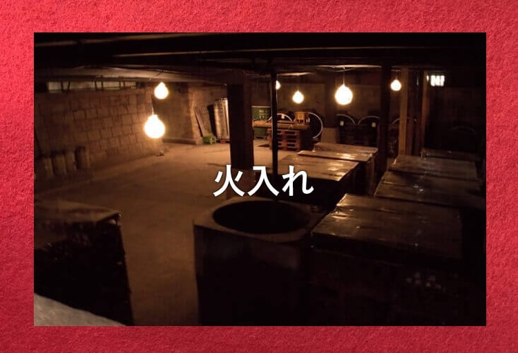 暗い中明かりがともる倉庫