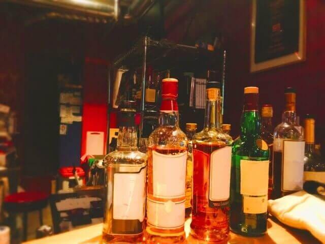 テーブルに置かれたたくさんのお酒