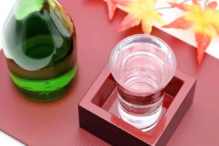 もみじが飾られたお盆の上にある枡酒