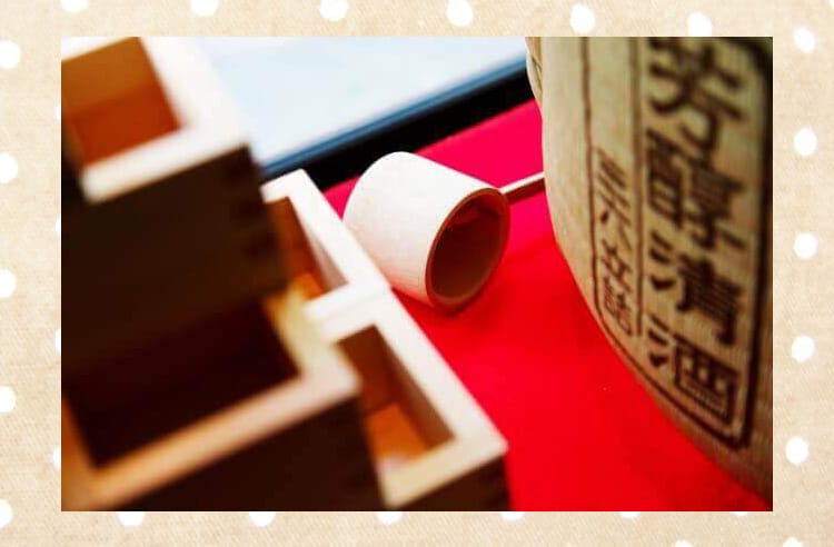 何個かの枡と日本酒の樽とひしゃく