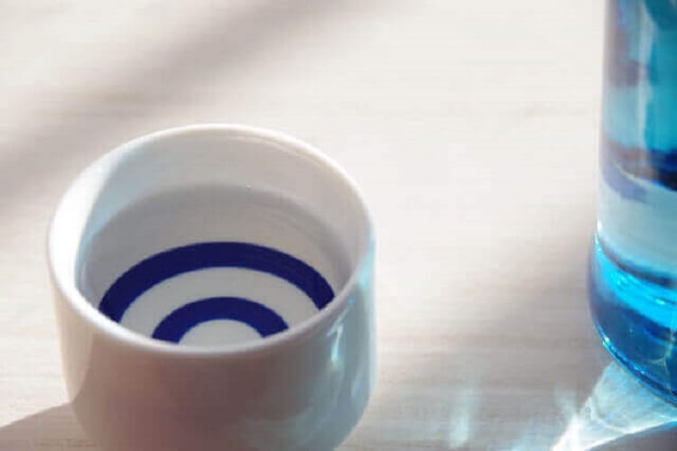 おちょこに入った日本酒