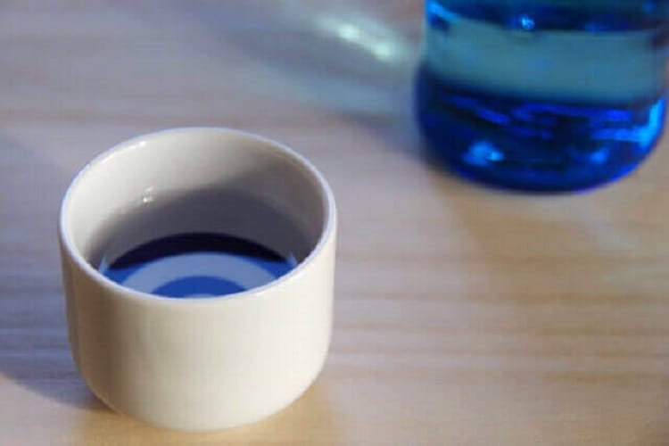 日本酒が入った白いおちょこ