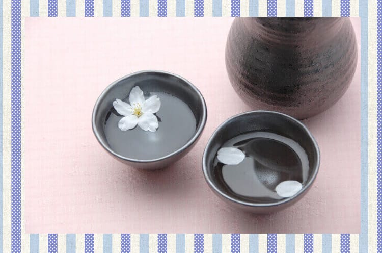 徳利と二つの花びらが入ったおちょこ