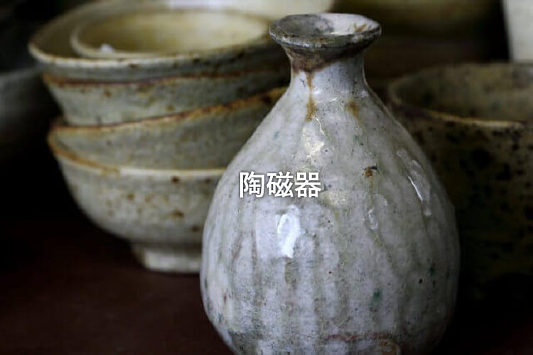 陶器の徳利と積まれたおちょこ