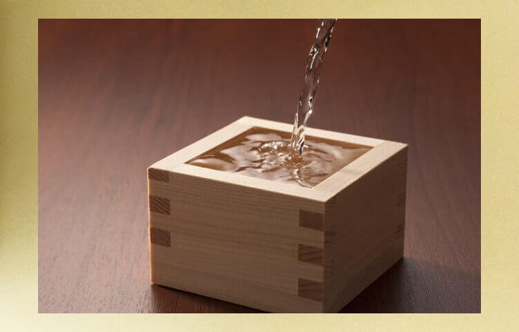 枡に日本酒をそそぐ