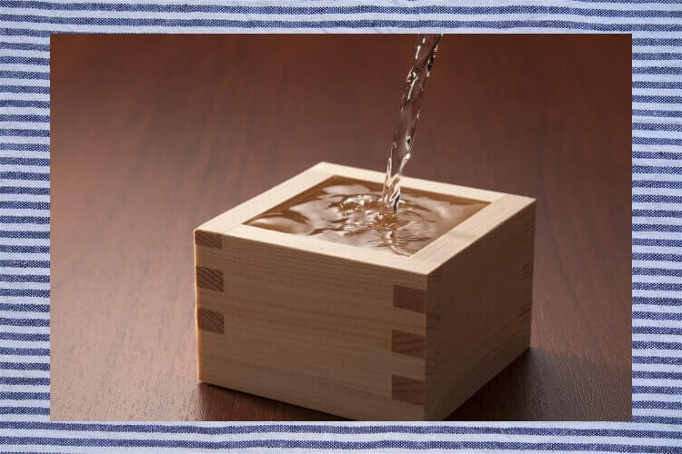 日本酒を枡にそそぐ