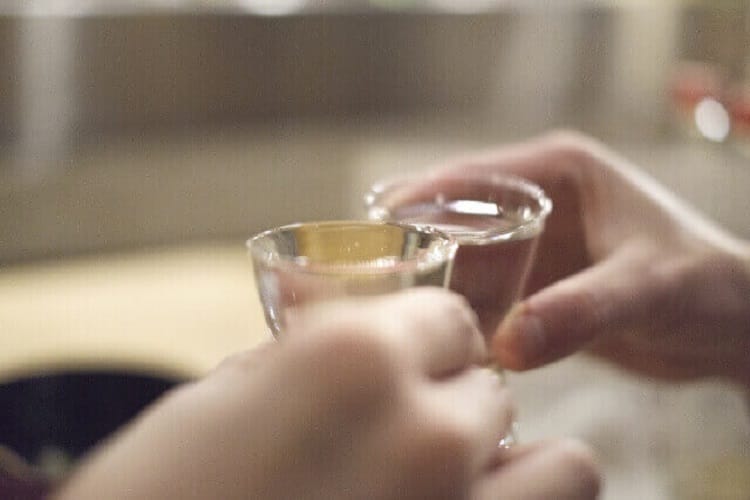 Toast au saké dans un verre