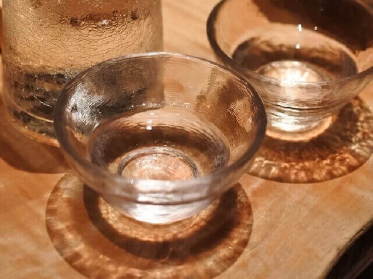 テーブルの上に置かれた透明の2つのグラス