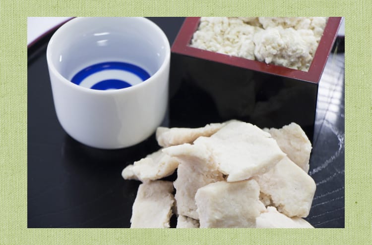 酒粕とおちょこに入った日本酒