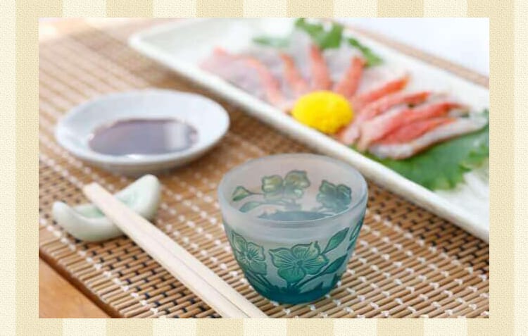 Sashimi dan sake dalam gelas