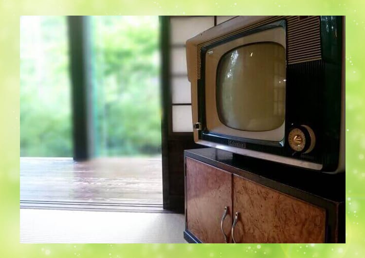 昭和時代のテレビと畳の部屋