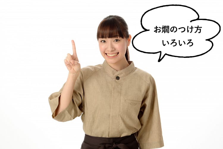 お燗のつけ方いろいろと話す居酒屋の女性店員
