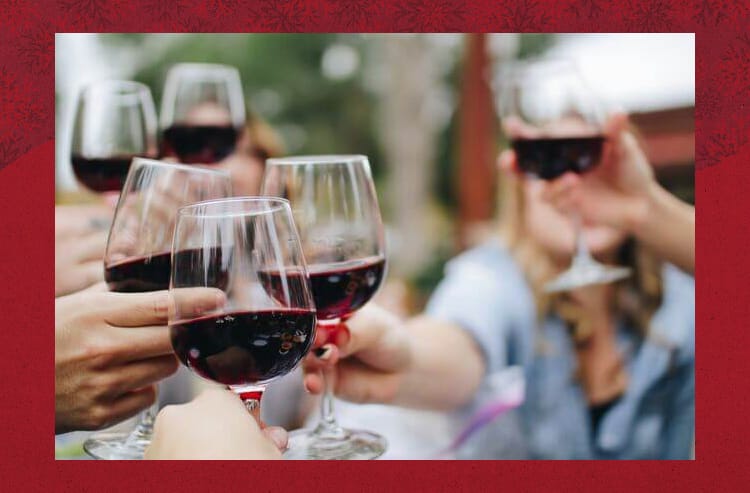 ワインで乾杯する様子