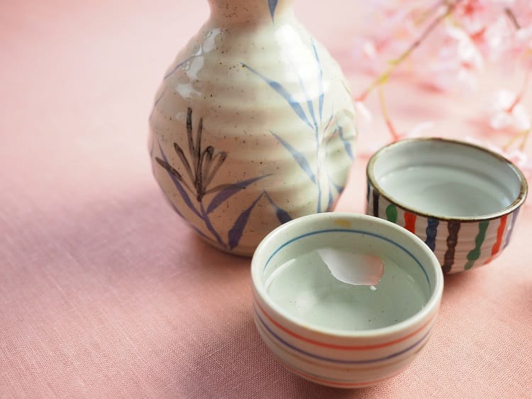 2つのおちょこと徳利(背景はピンクで春のイメージ)