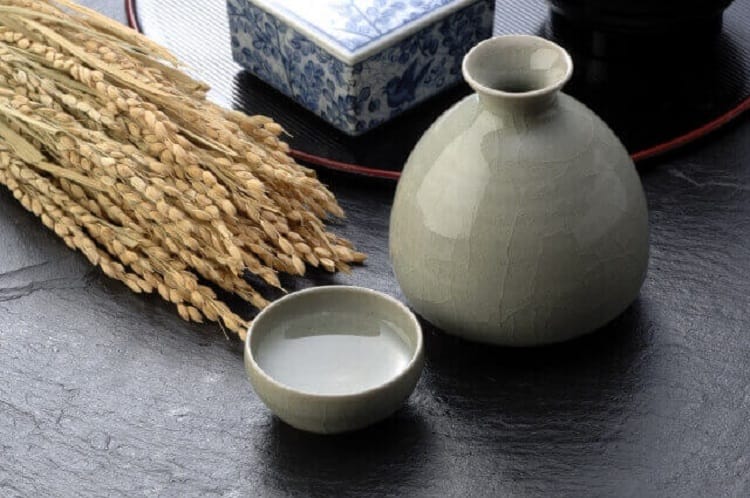徳利とおちょこと稲穂