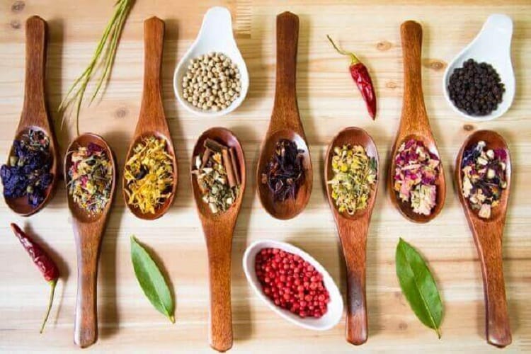 スプーンや皿に入れられた様々なスパイス