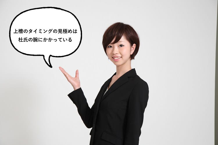 上槽のタイミングの見極めは、杜氏の腕にかかっていると話すスーツ姿の女性