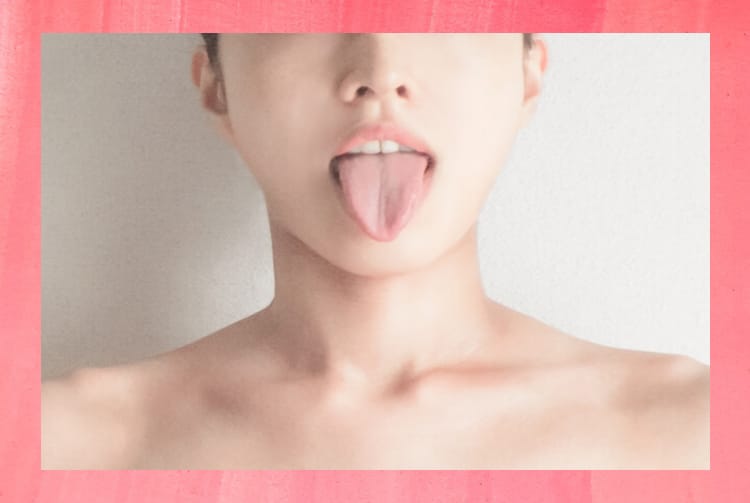 べーっと舌を出している女性